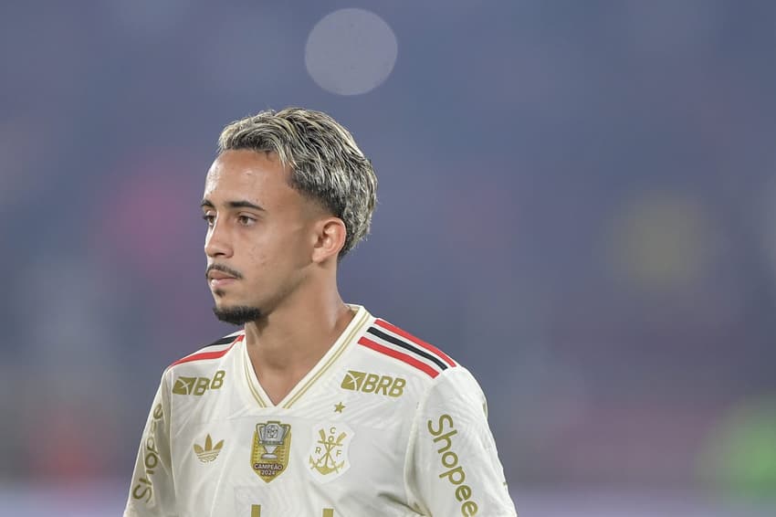Matheus Gonçalves em ação pelo Flamengo contra o Atlético-MG, na Copa do Brasil