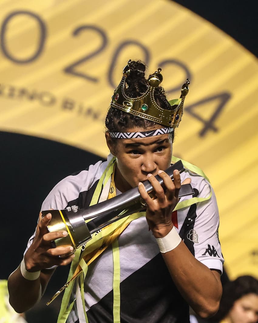 Mavi com a taça do Brasileirão Feminino A3 (Foto: Dikran Sahagian/Vasco)