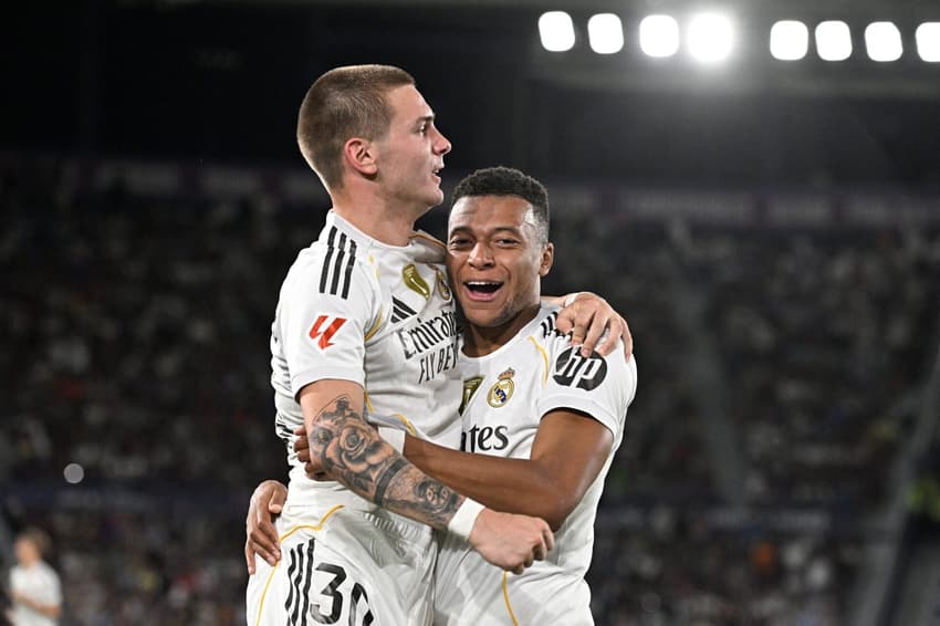 Real Madrid: Kylian Mbappé comemora com Franco Mastantuono durante a partida válida pela La Liga (Foto: Jose Jordan/AFP)