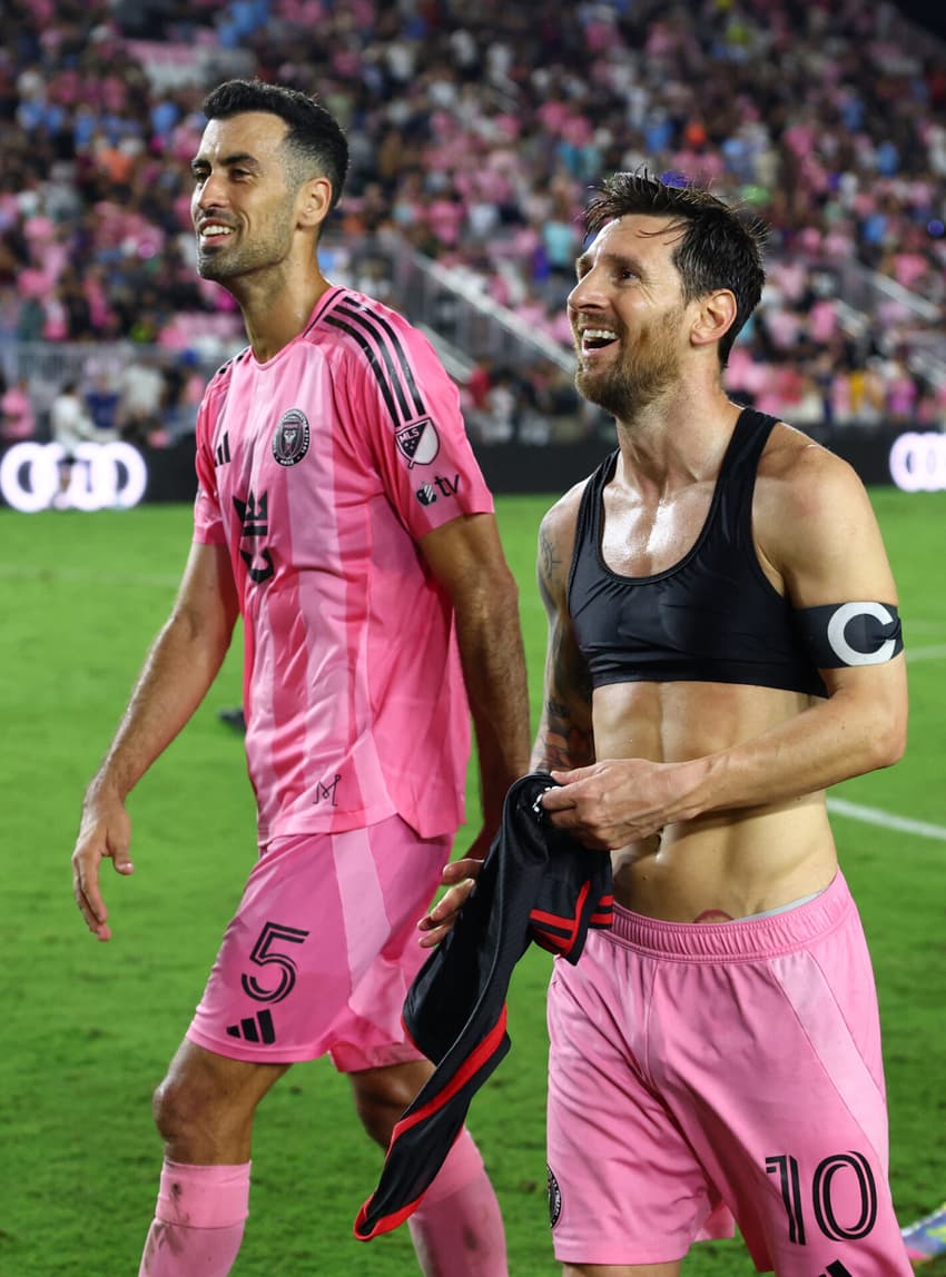 Sergio Busquets e Lionel Messi, ex-jogadores do Barcelona, após partida pelo Inter Miami. (Foto: Megan Briggs/ AFP)