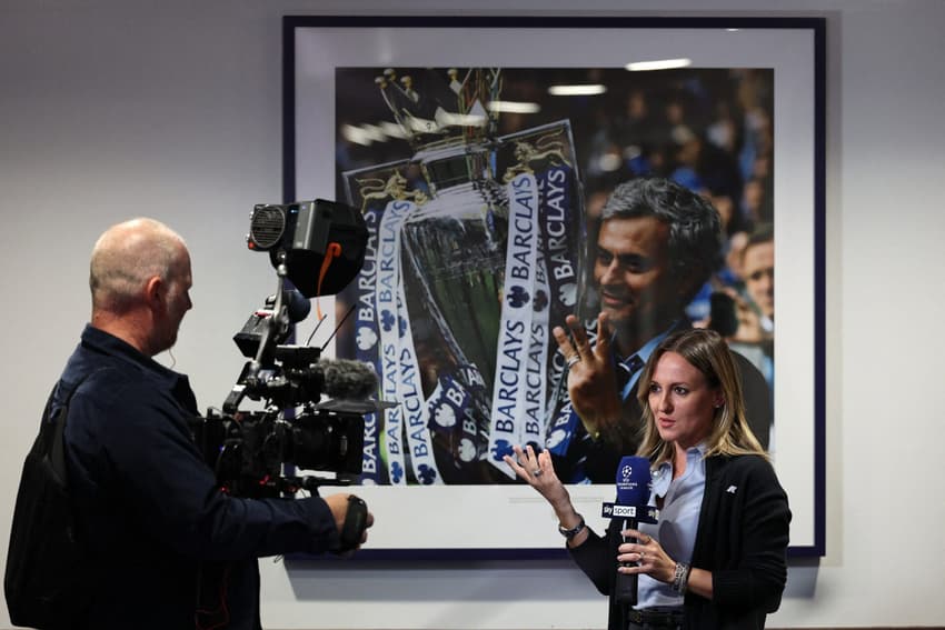 Quadro de José Mourinho na sala de imprensa em Stamford Bridge, antes da partida do Benfica, contra o Chelsea, pela Champions League (Foto: Adrian DENNIS / AFP)
