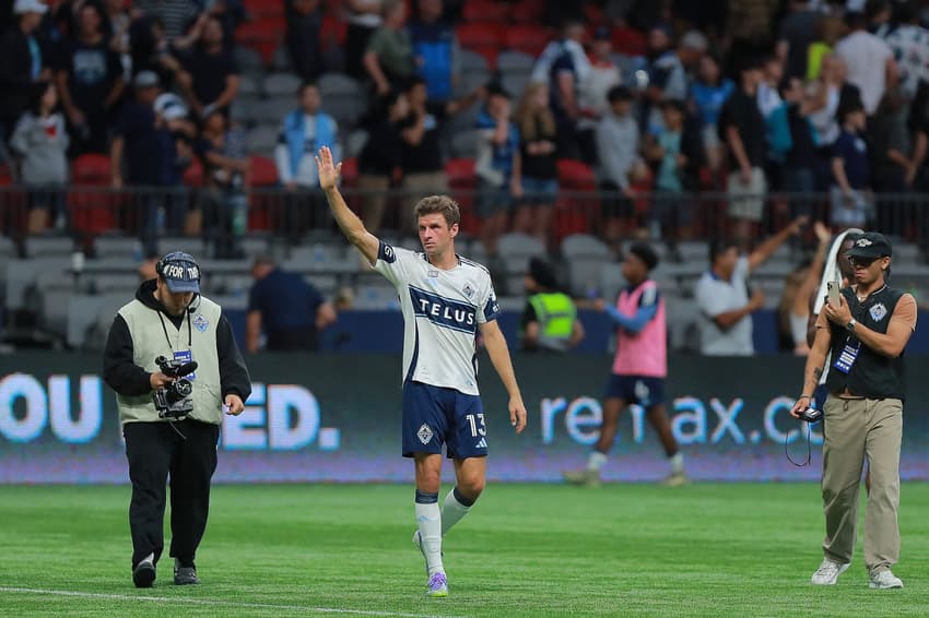 Müller cumprimenta torcida do Vancouver Whitecaps após saída do Bayern