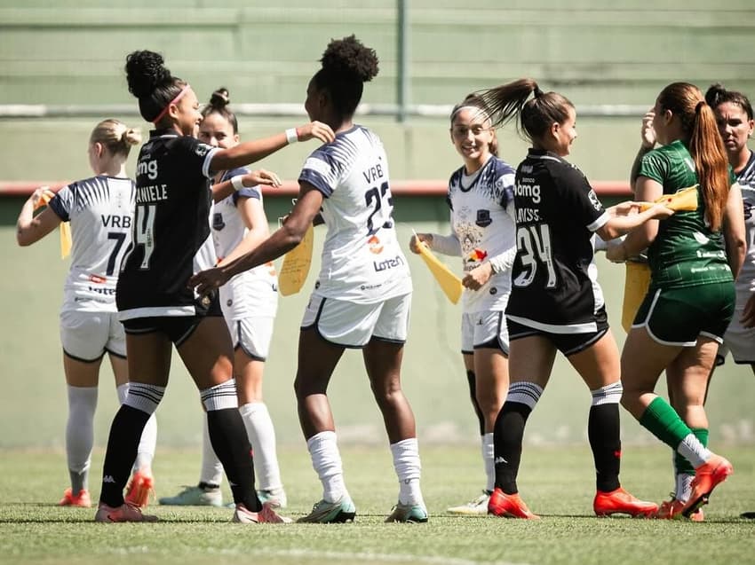 No início da partida, as atletas do Vasco participaram de uma ação em valorização à vida pelo Setembro Amarelo (Foto: Reprodução Instagram/@vasco_feminino)