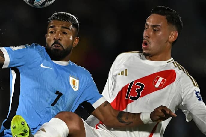 Noriega em disputa de bola no jogo do Peru contra o Uruguai. (Foto: Eitan Abramovich/Getty Images/AFP)