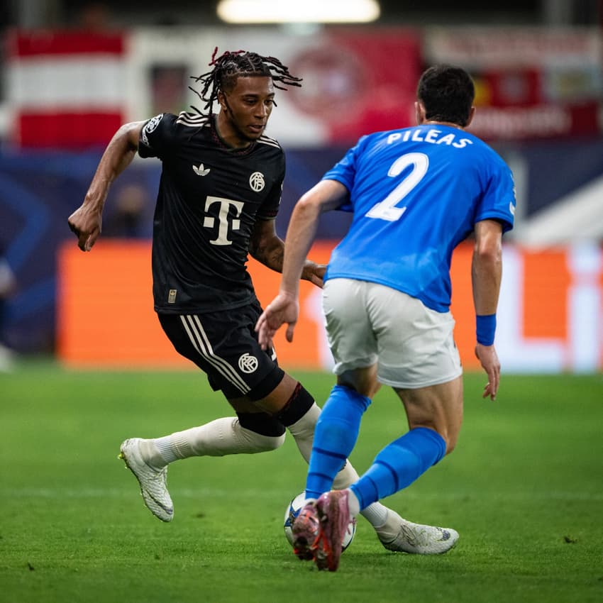 Olise em ação no duelo entre Bayern e Pafos (Foto: Reprodução/X)