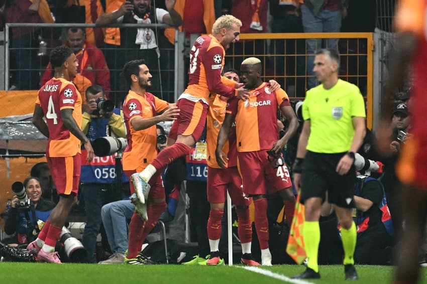 Osimhen comemora gol com companheiros do Galatasaray sobre o Liverpool, na Champions League