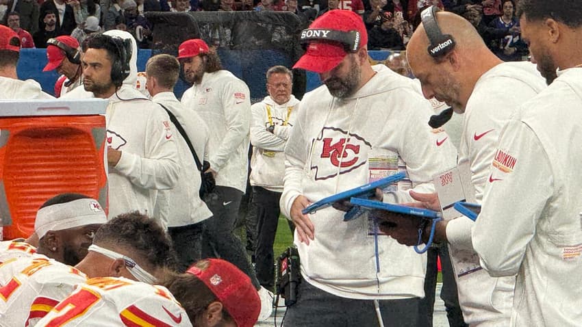Patrick Mahomes Kansas City Chiefs NFL Brasil Los Angeles Chargers (1)