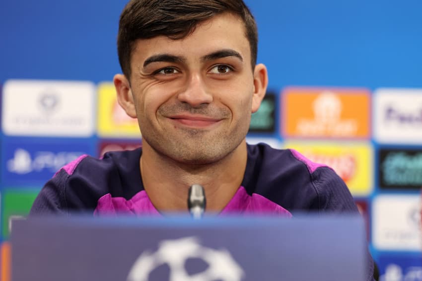 Pedri, do Barcelona em entrevista coletiva antes da partida contra o Paris Saint-Germain pela Champions League  (Photo by LLUIS GENE / AFP)
