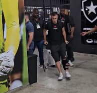 Piton sai de muletas de Botafogo x Vasco (Foto: Leonardo Bessa/ Lance!)
