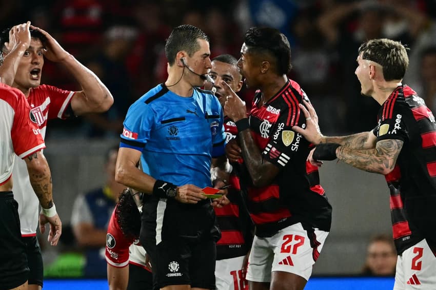 Jogadores do Flamengo reclamam com o árbitro da partida(Foto: Pablo PORCIUNCULA/AFP)