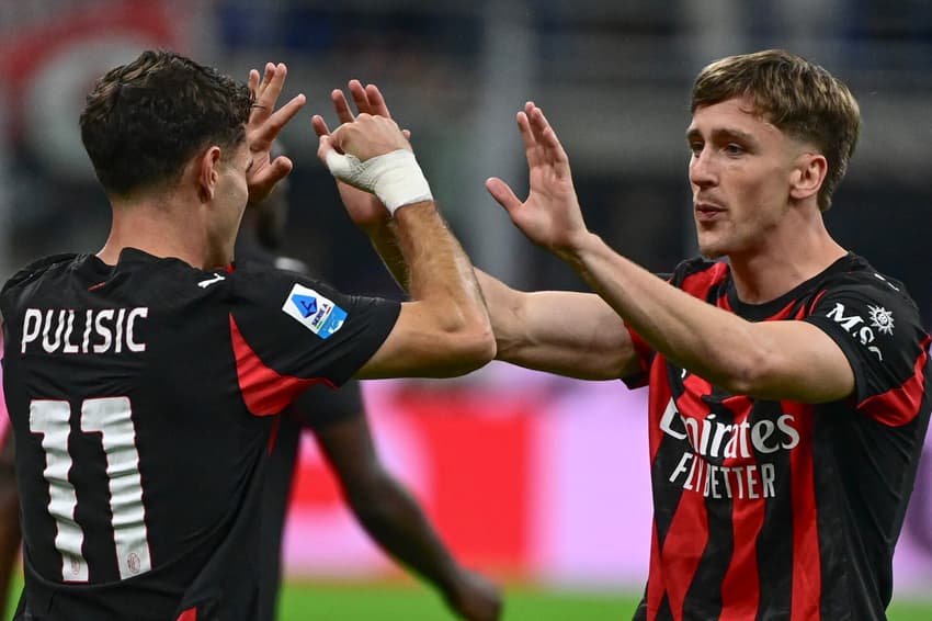 Alexis Saelemaekers celebra gol com Christian na vitória do Milan contra o Napoli pelo Campeonato Italiano (Foto: Piero Cruciatti / AFP)