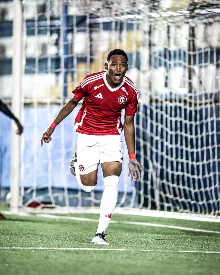Raykkonen comemora gol no sub-17
