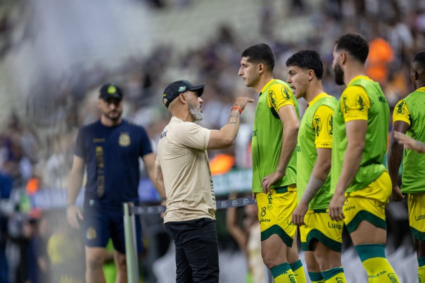 Rafael guanaes tecnico do Mirassol durante partida contra o Ceara no estadio Arena Castelao pelo campeonato Brasileiro A 2025.