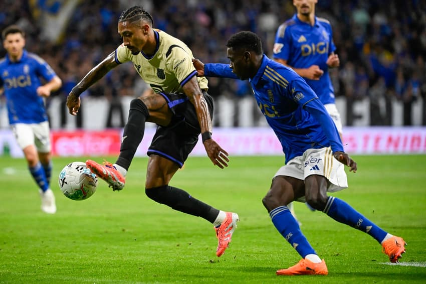 Raphinha em ação no confronto entre Real Oviedo e Barcelona (Foto: Miguel Riopa/AFP)