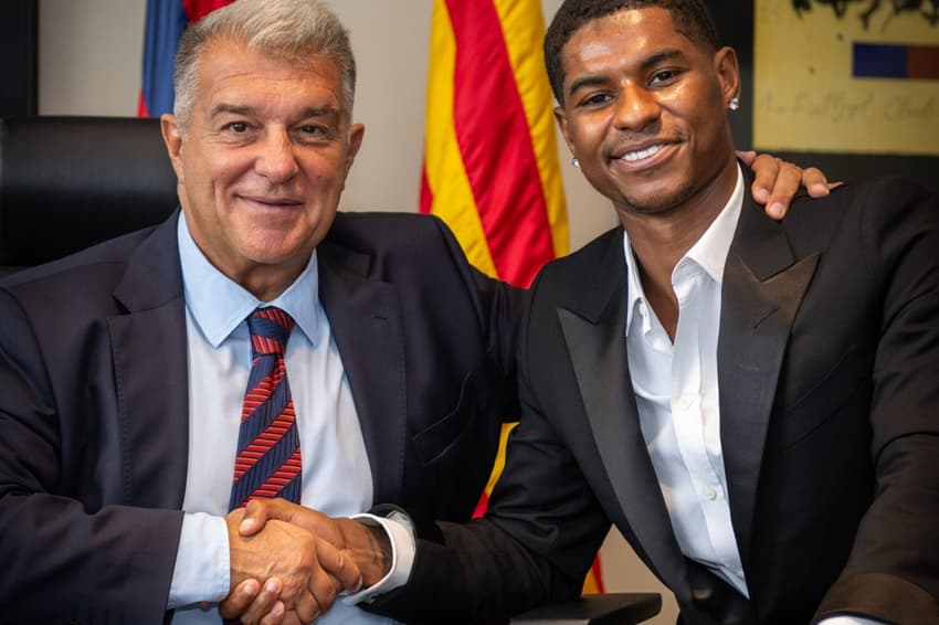 Rashford e Joan Laporta apertam as mãos na chegada do inglês no Barcelona