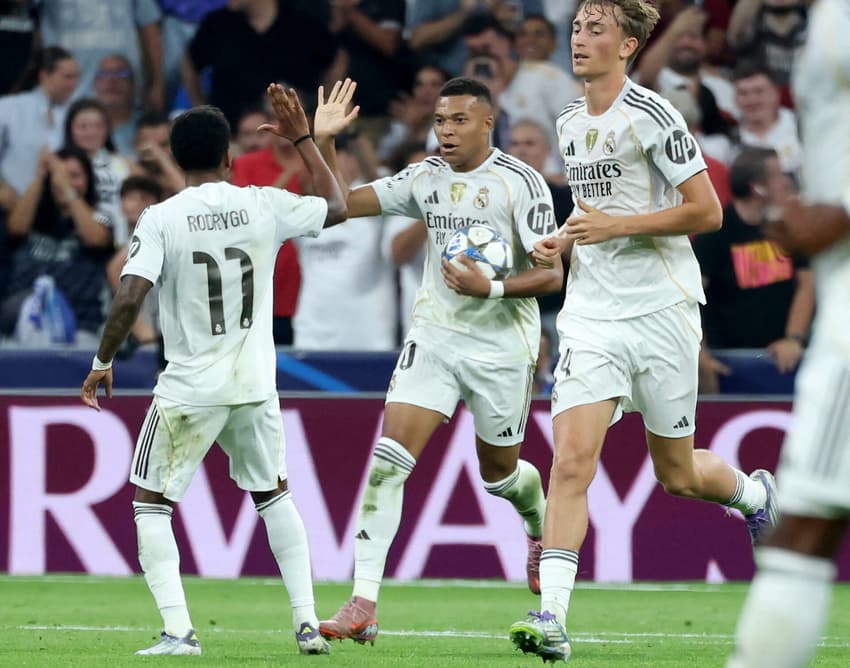 Mbappé comemorando o gol marcado na Champions League no jogo contra o Marseille (Foto: Thomas Coex/AFP)