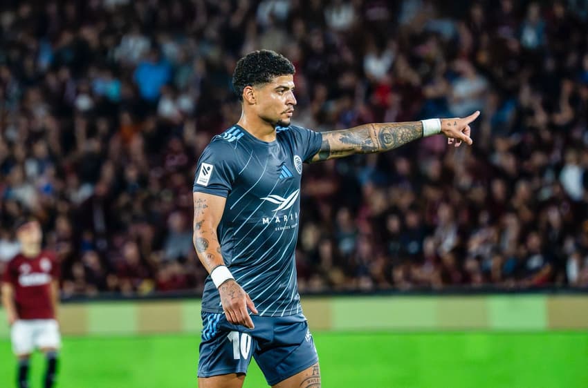 Reginaldo Ramires em ação pelo Riga, da Letônia (Foto: Divulgação)