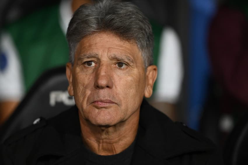 Renato Gaúcho à beira do campo durante Fluminense x Lanús, pela Sul-Americana (Foto: Luis ROBAYO / AFP)