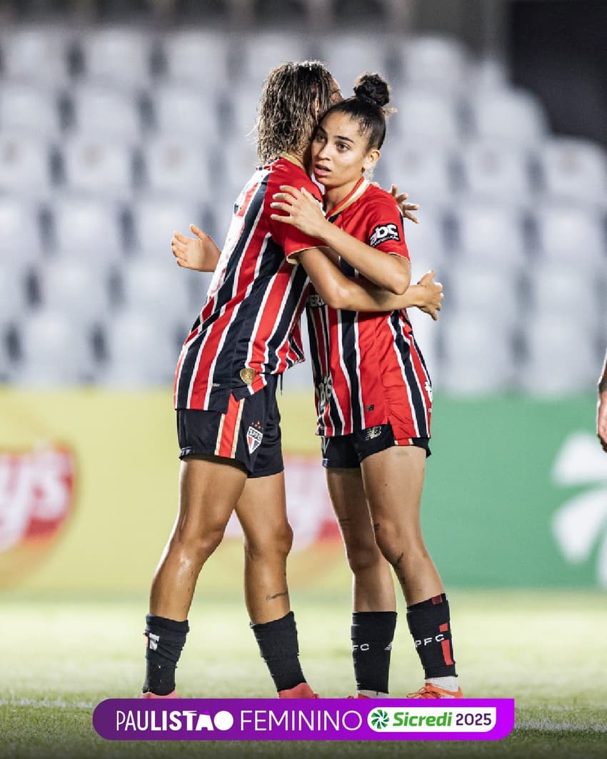 Serrana e Isa comemoram gol do São Paulo sobre o Santos no Paulistão Feminino (Foto: Rafael Assunção/Ag. Paulistão)