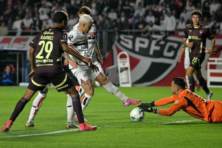 Luciano em ação contra a LDU na Libertadores (Foto: Nelson Almeida/AFP)