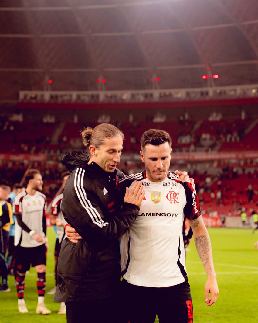 Saúl e Filipe Luís conversam no gramado do Beira-Rio após a vitória contra o Internacional, pela Libertadores (Foto: Reprodução Flickr/Clube de Regatas do Flamengo)