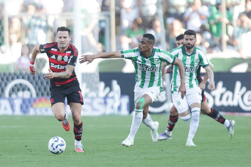 Saúl durante vitória do Flamengo contra o Juventude (Foto: Gilvan de Souza/Flamengo)