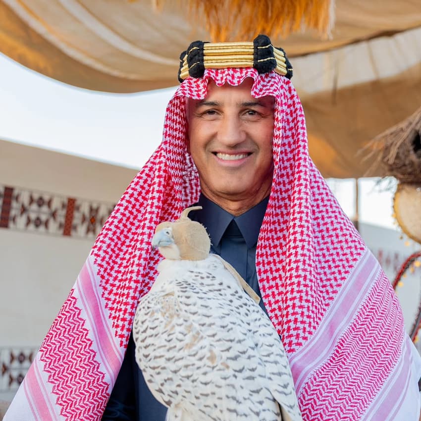 Péricles Chamusca com vestimenta típica da Arábia Saudita (Foto: reprodução / redes sociais)