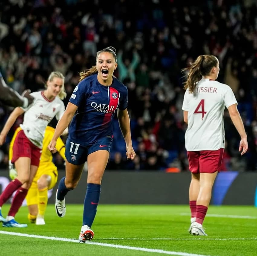 Lieke Martens comemora gol pelo PSG. (Foto: PSG/Divulgação)