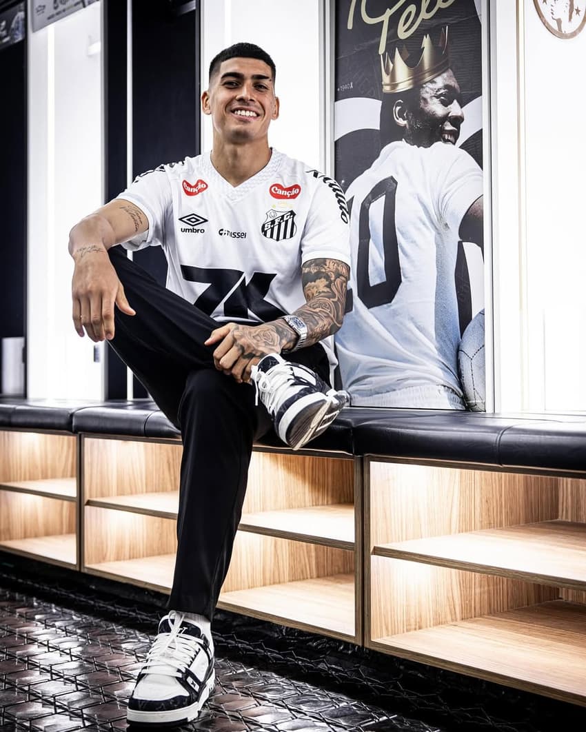 Adonis Frías no vestiário do Santos na Vila Belmiro. (Foto: Raul Baretta/ Santos FC)