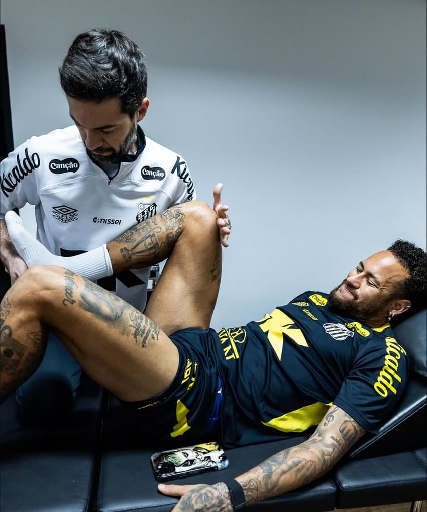 Neymar trata lesão no músculo reto femoral da coxa direita (Foto: Divulgação)