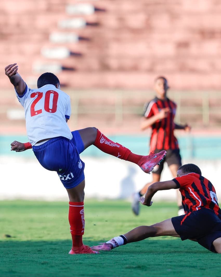 Finalização de Kauê Furquim para o terceiro gol do Bahia (Foto: Rafael Rodrigues / EC Bahia)