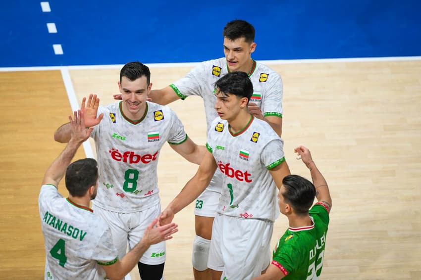 Seleção da Bulgária comemora vitória sobre os EUA no Mundial de Vôlei masculino (Foto: Volleyball World)