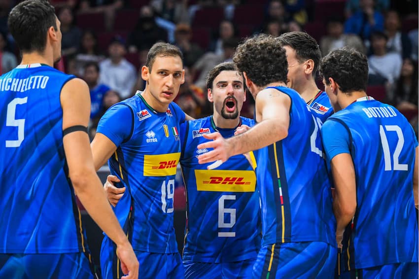 Seleção italiana comemorando vitória nas quartas de final do Mundial de Vôlei masculino (Foto: Volleyball World)