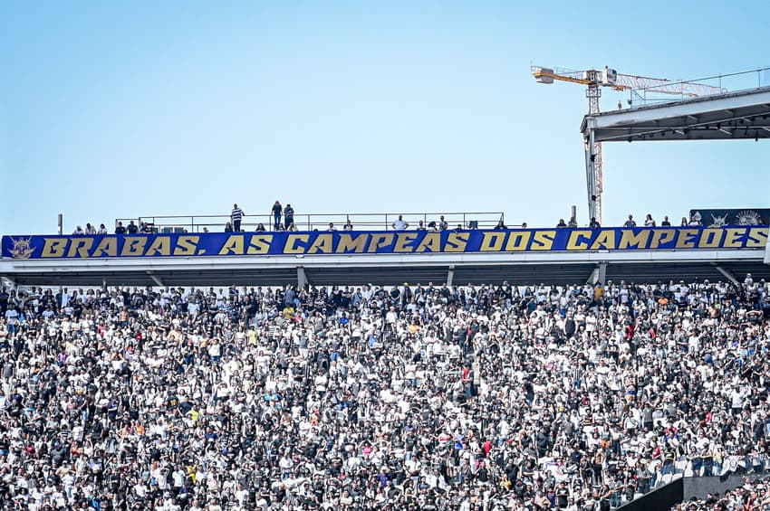 Torcida do Corinthians na NeoQuímica Arena na final do Brasileirão Feminino de 2024