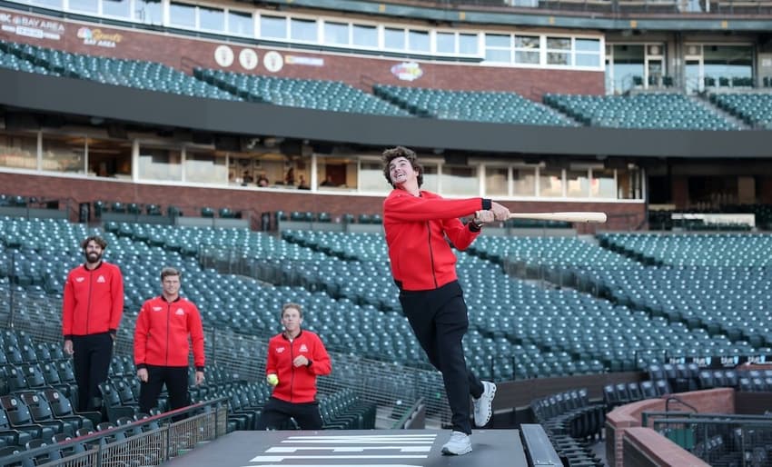 João Fonseca simula jogada de baseball no estádio da Laver Cup (Divulgação)