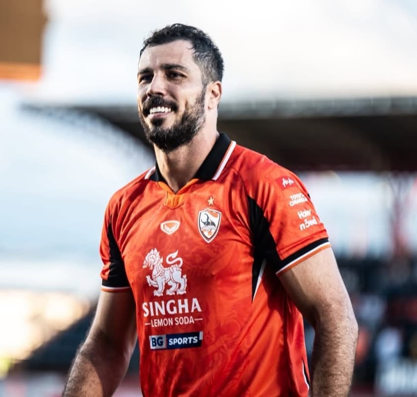 Victor Cardozo em ação pelo Chiangrai United (Foto: Divulgação)