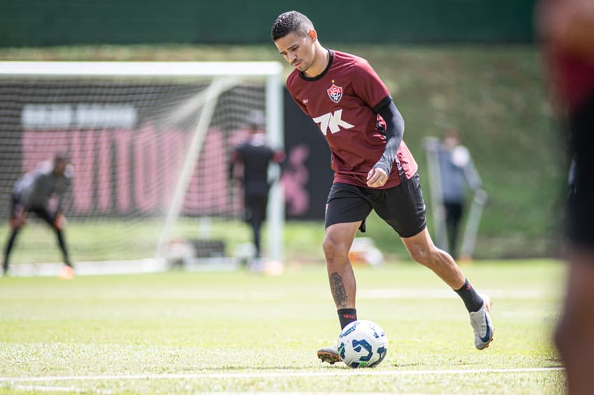 Erick treina com a camisa do Vitória (Foto: Victor Ferreira / EC Vitória)