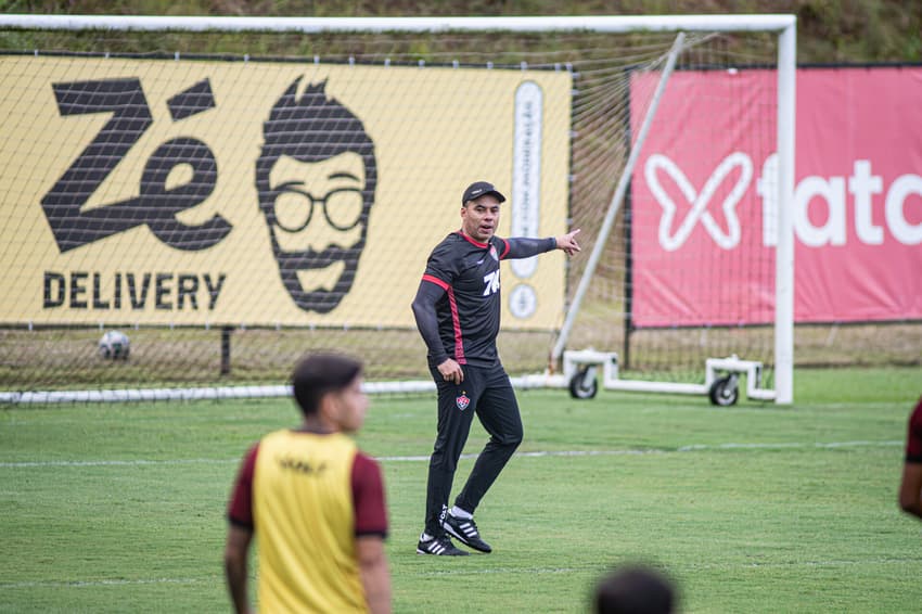 Jair Ventura comanda primeiro treino pelo Vitória (Foto: Victor Ferreira / EC Vitória)