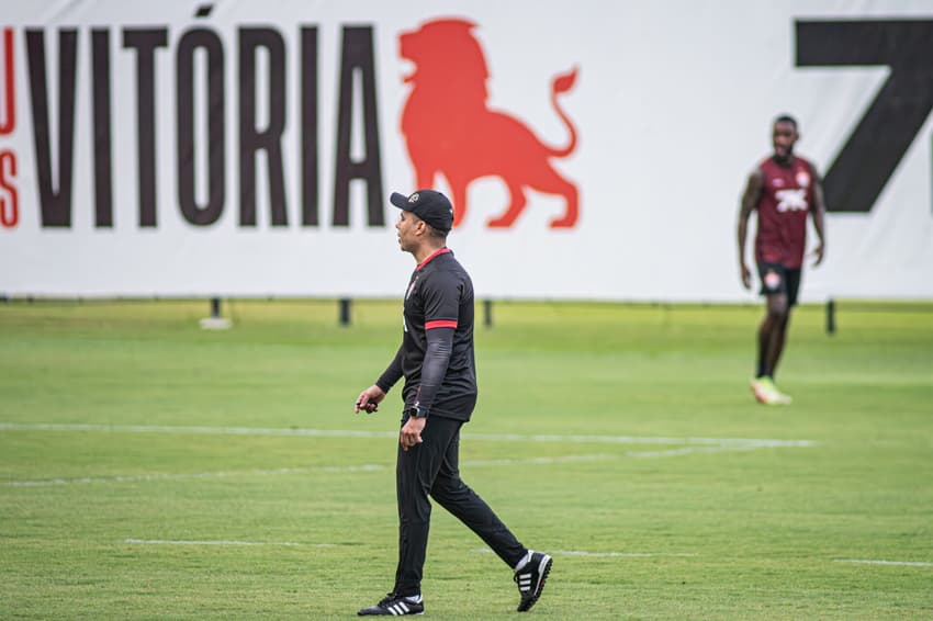Jair Ventura comanda treino no Barradão (Foto: Victor Ferreira / EC Vitória)
