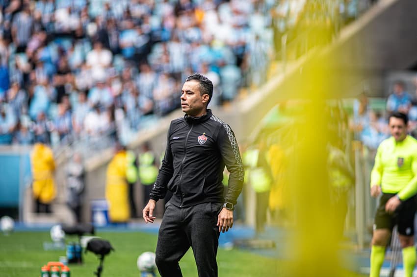Jair Ventura comandou o Vitória contra o Grêmio (Foto: Victor Ferreira / EC Vitória)