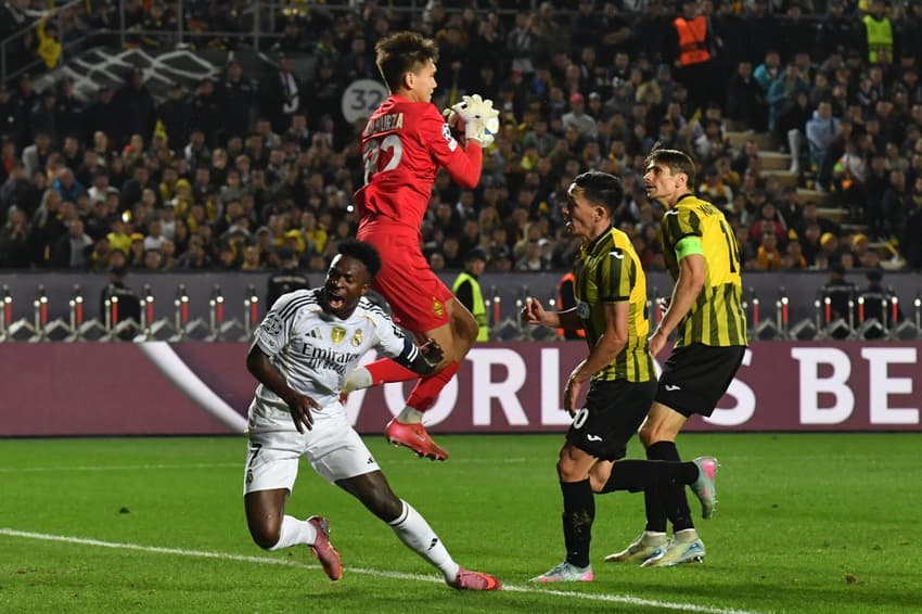 Vini Jr disputa bola com defensores do Kairat em vitória do Real Madrid na Champions