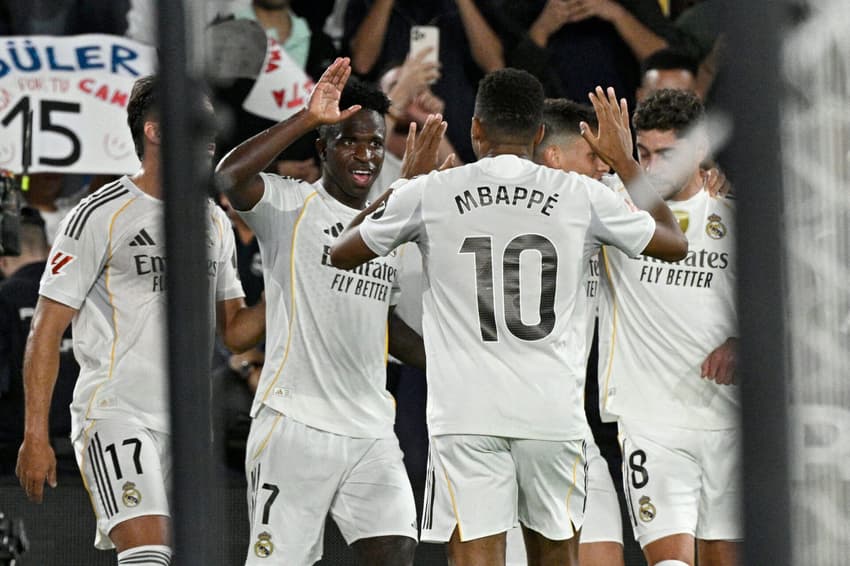 Vini Jr comemora gol do Real Madrid ao lado de Kylian Mbappé (Foto: Jose JORDAN / AFP)