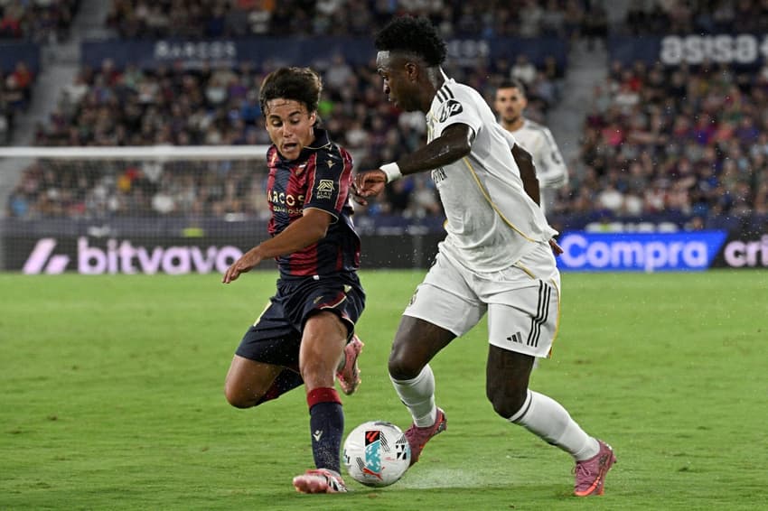 Vini Jr em ação durante o duelo entre Levante e Real Madrid (Foto: Jose Jordan/AFP)