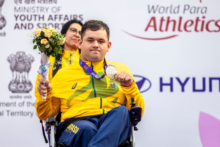 Vinicius Cabral recebe medalha no Mundial de Atletismo de Nova Déli (Foto: Alessandra Cabral/CPB)