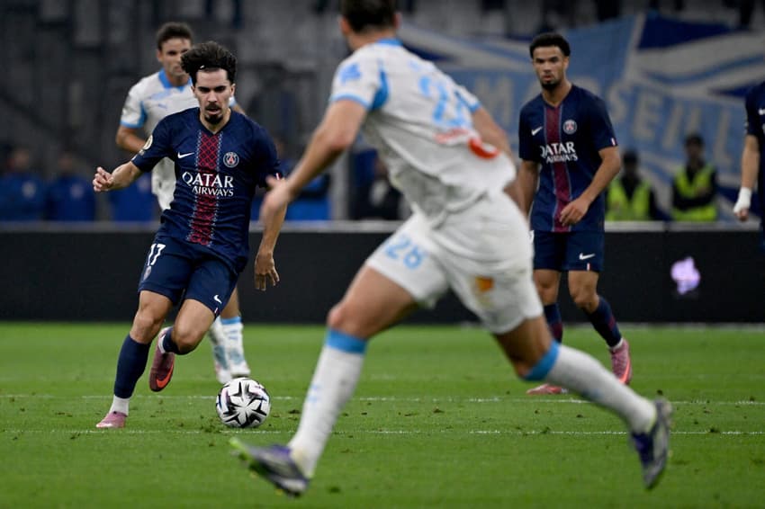 Vitinha, no top-10 da Bola de Ouro, em ação contra o Marseille