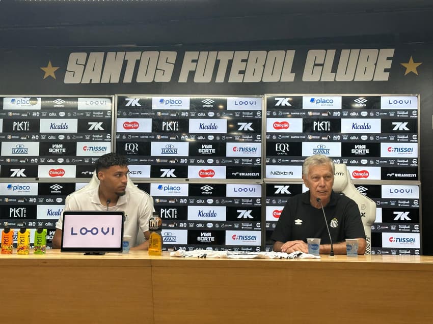 Victor Hugo é apresentado ao lado de Clodoaldo com a camisa 19, na Vila Belmiro. (Foto: Juliana Yamaoka/ Lance!)