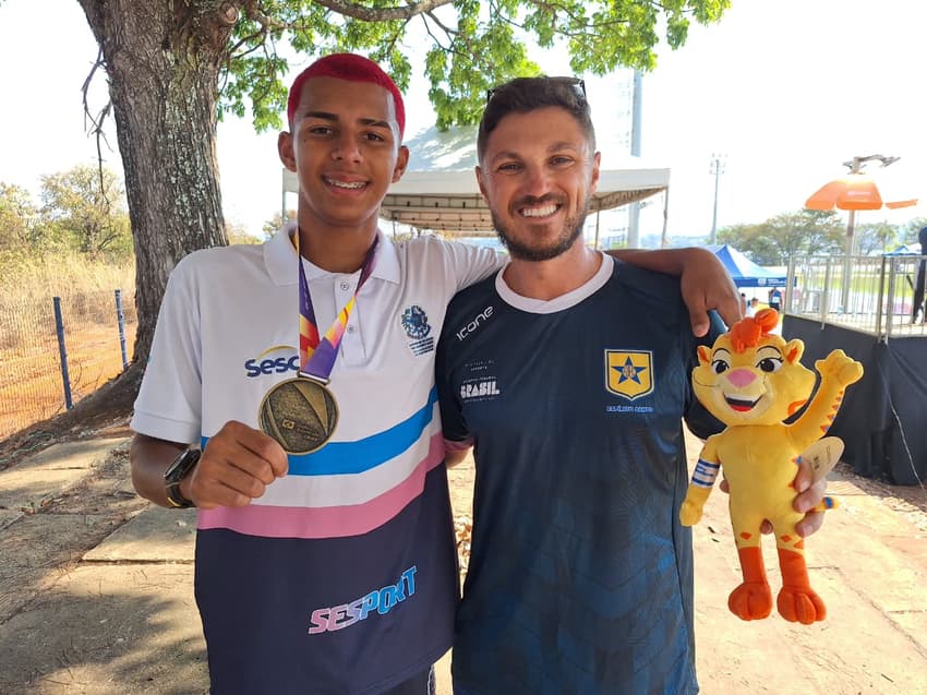 Davi Gabriel e o técnico, Diogo Mello (Divulgação)