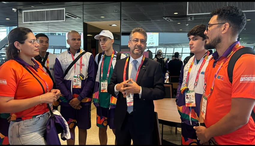 O governador Clécio Luís, do Amapá, conversa com atletas durante os Jogos da Juventude (Divulgação)