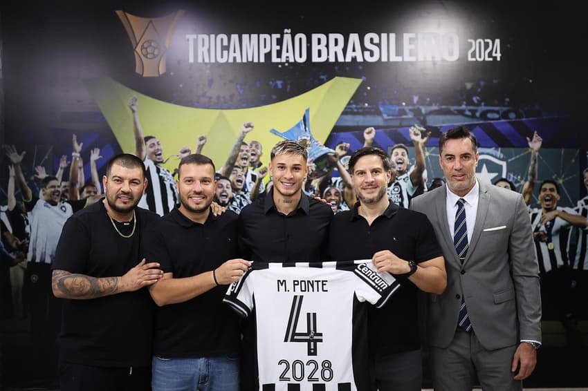 Mateo Ponte ao lado de diretores do Botafogo e Marco Vanzini (à direita, de cinza) (Foto: Divulgação)