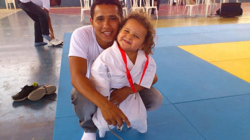 Miguel Rodrigues em seu início no judô abraçado pelo pai, Marcondes (Arquivo pessoal)